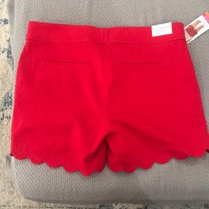 Isaac Mizrahi Red scallop edge shorts.